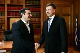 Thủ tướng Hy Lạp Alexis Tsipras (trái) và Cao ủy châu Âu về đồng euro Valdis Dombrovskis trong cuộc gặp ở Athens, Hy Lạp ngày 26/10. (Nguồn: AFP/TTXVN) 