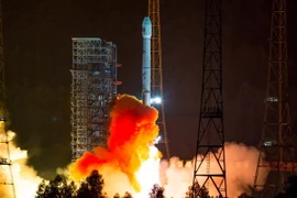 Tên lửa đẩy mang theo vệ tinh Lao Sat-1 của Lào rời bệ phóng tại Trung tâm phóng vệ tinh Tây Xương ở tỉnh Tứ Xuyên, Tây Nam Trung Quốc.