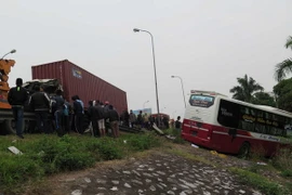 Xe khách tông xe đầu kéo làm nhiều người bị thương nặng