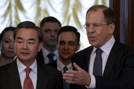 Ngoại trưởng Nga Sergei Lavrov (phải) và Ngoại trưởng Trung Quốc Vương Nghị. (Nguồn: AFP/TTXVN) 