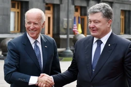 Tổng thống Ukraine Petro Poroshenko (phải) có cuộc gặp với Phó Tổng thống Mỹ Joe Biden. (Nguồn: AFP/TTXVN)