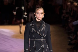 Ông Lê Đức Hiền, Giám đốc Công ty TNHH Đức Hiền giới thiệu máy bẫy chuột liên hoàn - BC.5. (Ảnh: Quang Quyết/TTXVN)