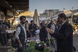 Cảnh buôn bán ở chợ. 