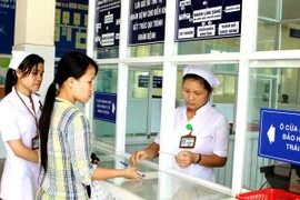 Tiếp đón người dân tại Bệnh viện Đa khoa quận Cẩm Lệ (thành phố Đà Nẵng). (Ảnh: Dương Ngọc/TTXVN) 