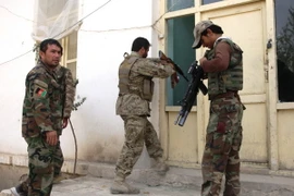 Binh sỹ Afghanistan làm nhiệm vụ trong chiến dịch quân sự ở thành phố Kunduz. (Nguồn: THX/TTXVN) 