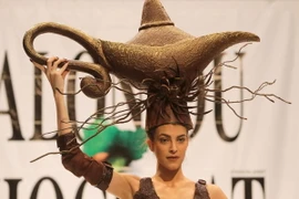 Một mẫu trang phục chocolate được giới thiệu tại buổi trình diễn. (Nguồn: AFP/TTXVN) 