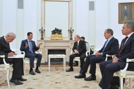 Tổng thống Nga Vladimir Putin (giữa-phải) và Tổng thống Syria Bashar al-Assad (giữa-trái) tại cuộc gặp ở Moskva. (Nguồn: AFP/TTXVN) 