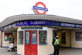 Cảnh sát gác bên ngoài nhà ga tàu điện ngầm Leytonstone ở London sau vụ tấn công. (Nguồn: AFP/TTXVN) 