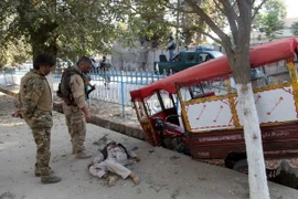 Thi thể nạn nhân thiệt mạng trong các cuộc giao tranh giữa lực lượng an ninh Afghanistan và phiến quân Taliban tại khu vực ngoại ô Kunduz ngày 4/10. 