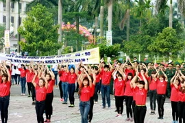 Sinh viên hưởng ứng phòng, chống HIV/AIDS. (Ảnh: Dương Ngọc/TTXVN) 