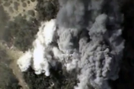 Khói lửa bốc lên sau một vụ không kích của Nga nhằm vào mục tiêu IS tại Syria. (Nguồn: AFP/TTXVN) 