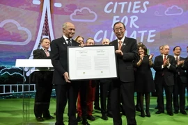 Tổng thư ký Liên hợp quốc Ban Ki-moon (giữa), Ngoại trưởng Pháp Laurent Fabius (trái) tại một hội nghị của COP21 ở Paris. (Nguồn: AFP/TTXVN) 