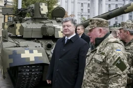 Tổng thống Petro Poroshenko (trái) thăm một triển lãm vũ khí tại Kiev, Ukraine. (Nguồn: Reuters/TTXVN) 