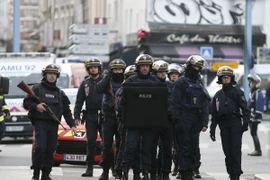 Lực lượng an ninh Pháp được triển khai tại hiện trường khu vực truy quét khủng bố ở Saint-Denis ngày 18/11. (Nguồn: AFP/TTXVN) 