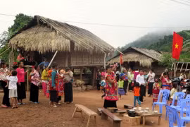 Bà con bản Lả Chà, xã Pa Tần, huyện Nậm Pồ (Điện Biên) đón Tết Mền loóng phạt ái. (Ảnh: Chu Quốc Hùng/TTXVN)