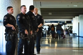 Cảnh sát tuần tra tại sân bay quốc tế Los Angeles, bang California ngày 25/11. (Nguồn: AFP/TTXVN) 