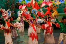 Chương trình nghệ thuật chào mừng Festival hoa Đà Lạt 2015. (Ảnh: Đặng Tuấn/TTXVN) 