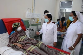 Điều trị cho bệnh nhân nhiễm virus cúm A/H1N1 tại bệnh viện Gandhi ở Hyderabad. (Nguồn: AFP/TTXVN) 