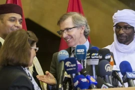 Đặc phái viên Liên hợp quốc về tình hình Libya Bernardino Leon (giữa) trong cuộc họp báo tại Skhirat, Maroc ngày 8/10. (Nguồn: AFP/TTXVN) 