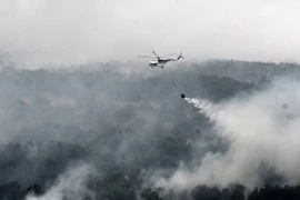 Máy bay trực thăng MI-17 tham gia dập lửa cháy rừng tại Ogan Komering Ilir, tỉnh Nam Sumatra ngày 17/10. (Nguồn: AFP/TTXVN) 