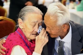 Cảnh chia tay đầy xúc động sau các cuộc đoàn tụ những gia đình bị ly tán do chiến tranh tại khu nghỉ dưỡng trên núi Kumgang. (Nguồn: AFP/TTXVN) 