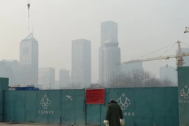 Một công trình xây dựng phải tạm ngừng do báo động về ô nhiễm không khí ở Bắc Kinh ngày 20/12. (Nguồn: AFP/TTXVN)