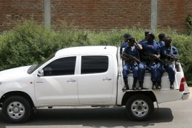 Binh sỹ Burundi tuần tra tại Musaga, khu vực lân cận Bujumbura ngày 11/12. (Nguồn: AFP/TTXVN) 