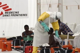 Điều trị cho bệnh nhân nhiễm virus Ebola tại Trung tâm y tế Bác sỹ không biên giới ở Monrovia, Liberia. (Nguồn: AFP/TTXVN) 