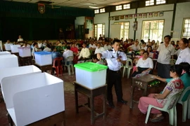 Tập huấn cho cán bộ phụ trách việc bầu cử tại điểm bỏ phiếu ở Yangon ngày 30/10. (Nguồn: AFP/TTXVN) 