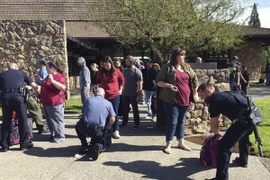 Cảnh sát kiểm tra tư trang của các học sinh và nhân viên trường Umpqua sau vụ xả súng ngày 1/10. (Nguồn: Reuters/TTXVN) 