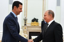 Tổng thống Nga Vladimir Putin và Tổng thống Syria Bashar al-Assad (trái) tại cuộc gặp ở Moskva. (Nguồn: AFP/TTXVN)