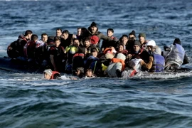 Người di cư vượt biển Địa Trung Hải. (Nguồn: AFP/TTXVN)
