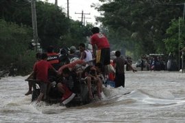 Cảnh ngập lụt sau những trận mưa lớn do bão Koppu tại La Paz, phía Bắc thủ đô Manila ngày 20/10. (Nguồn: AFP/TTXVN) 