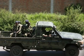 Binh sỹ Burundi tuần tra tại Musaga, khu vực lân cận Bujumbura ngày 11/12. (Nguồn: AFP/TTXVN) 