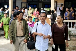 Ông Huỳnh Văn Nén vui vẻ khi Tòa án Nhân dân tỉnh Bình Thuận xin lỗi công khai. (Ảnh: Nguyễn Thanh/TTXVN)