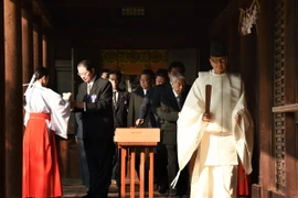 Các nghị sỹ Nhật Bản viếng đền Yasukuni ngày 20/10. (Nguồn: AFP/TTXVN) 
