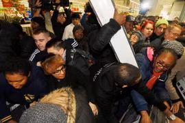 Cảnh mua sắm hỗn loạn ngày 'Black Friday' năm 2014 tại siêu thị Asda ở London.