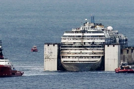 Siêu tàu bị đắm Costa Concordia đã được kéo về cảng Genoa