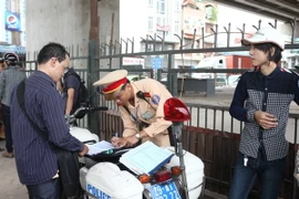 Xử phạt hành vi không đội mũ bảo hiểm không đúng quy cách