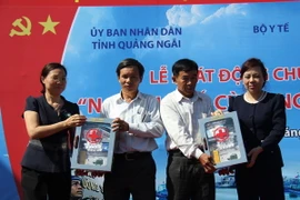 Tiếp tục tặng tủ thuốc, dụng cụ cấp cứu cho nghiệp đoàn nghề cá