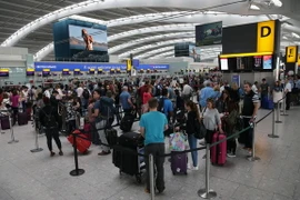 Hành khách chờ đợi tại sân bay Heathrow. (Nguồn: AFP/TTXVN)