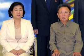 Bà Hyun Jung-eun và cố lãnh đạo Triều Tiên Kim Jong-il. (Nguồn: Yonhap/TTXVN)