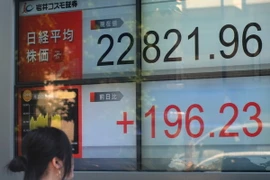 Bảng giá chứng khoán tại Sàn Giao dịch Tokyo, Nhật Bản. (Nguồn: AFP/TTXVN)