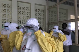 Các nhân viên Tổ chức bác sỹ không biên giới chuẩn bị điều trị cho bệnh nhân nhiễm virus Ebola tại khu vực cách ly của bệnh viện Mbandaka ở tỉnh Equateur, CHDC Conggo ngày 24/5. (Nguồn: EPA/TTXVN)