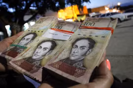 Đồng 100 bolivar. (Nguồn: AFP/TTXVN)