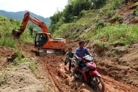 Sạt lở đất trên Tỉnh lộ 153, huyện Bảo Yên, Lào Cai. (Ảnh: Quốc Khánh/TTXVN)