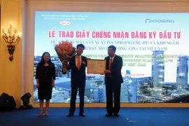 Phó Bí thư Tỉnh ủy Nguyễn Thị Yến (trái) và Chủ tịch Ủy ban Nhân dân tỉnh Bà Rịa-Vũng Tàu Nguyễn Văn Trình (phải) trao Giấy chứng nhận đăng ký đầu tư cho đại diện Tập đoàn Hyosung-Hyosung Chemical Corporation. (Ảnh: Đoàn Mạnh Dương/TTXVN)