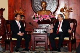 Bí thư Thành ủy Thành phố Hồ Chí Minh Nguyễn Thiện Nhân tiếp ông Hitoshi Goto, Thống đốc tỉnh Yamanashi. (Ảnh: Xuân Khu/TTXVN)