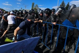 Cảnh sát Romania đụng độ với người biểu tình tại Bucharest. (Nguồn: AFP/TTXVN)