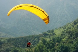 Chơi dù bay tại đèo Khau Phạ. (Ảnh: Thế Duyệt/TTXVN)